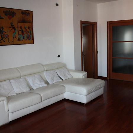 Elegante Appartamento Trilocale Milano Exterior foto