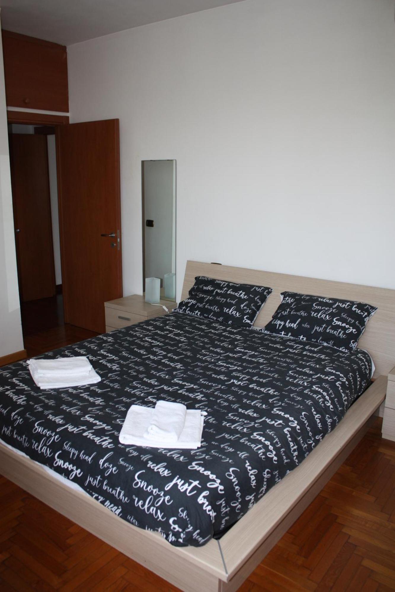 Elegante Appartamento Trilocale Milano Exterior foto